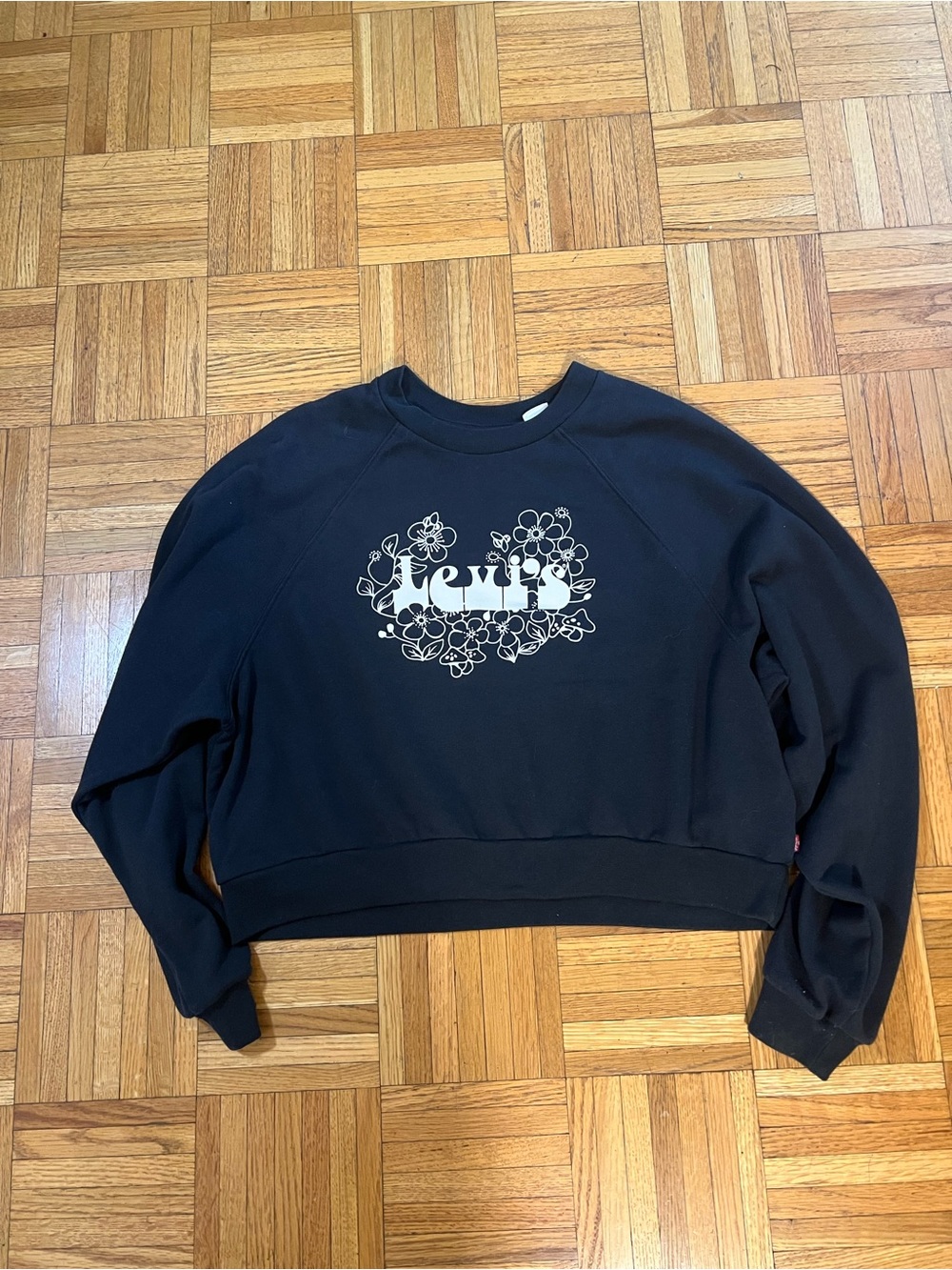 Comfy Cute in Levi's Black Cropped Crewneck Sweatshirt size medium